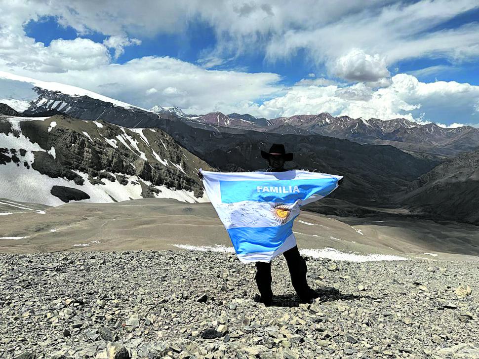 CAMINO SINUOSO. Lucas y su grupo atraviesan la cordillera.