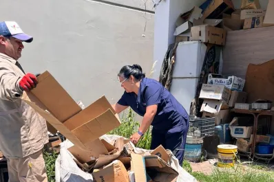 Limpiaron la casa de un vecino que acumulaba kilos de basura en Yerba Buena