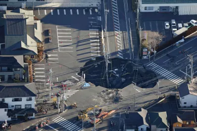Japón: un camionero lleva tres días atrapado en un enorme bache y no pueden sacarlo