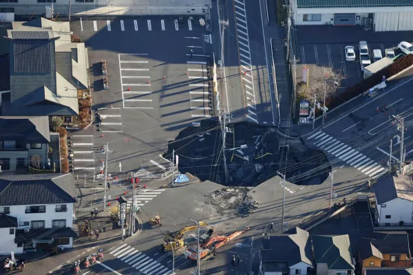 Japón: un camionero lleva tres días atrapado en un enorme bache y no pueden sacarlo