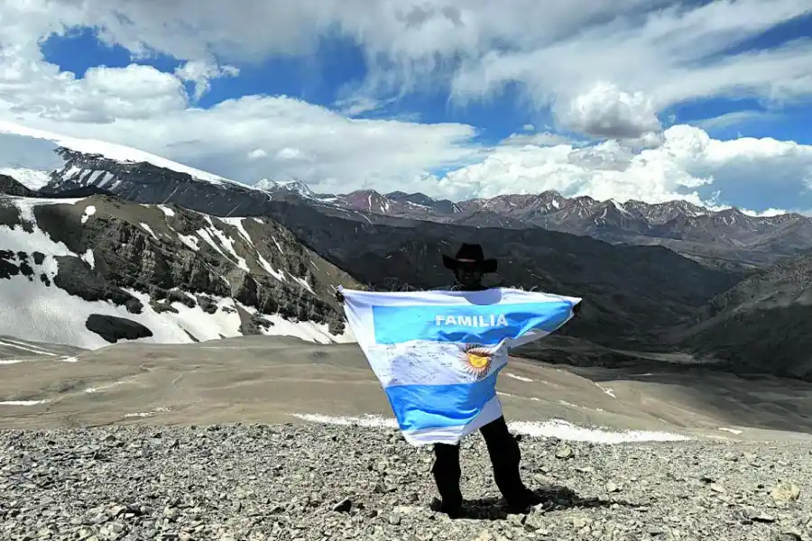 CAMINO SINUOSO. Lucas y su grupo atraviesan la cordillera.