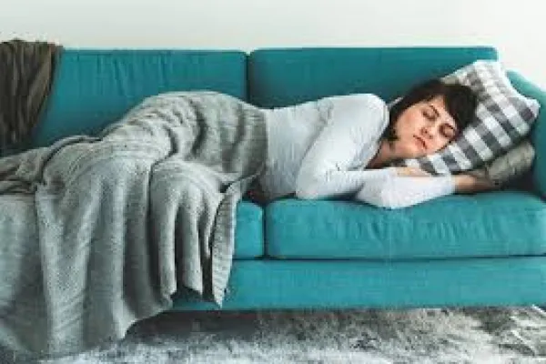 Dormir siestas largas: por qué podría aumentar el riesgo de enfermedades graves