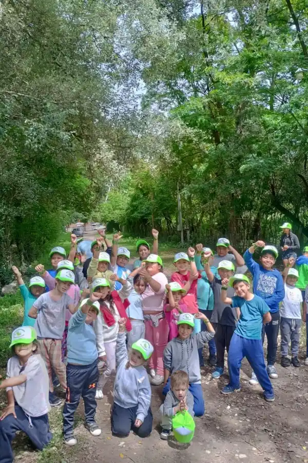 LOS SALTAMONTES. Los niños posan y saludan para una de las tantas fotos que los “Profes” les sacan.