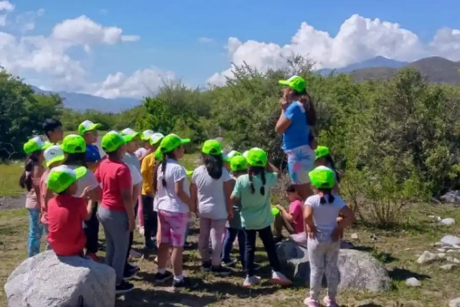 REQUERIDA. Los niños y niñas siguen a Valentina a todas partes.