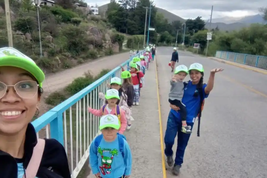 NIÑOS EN FILA. Muy cuidadosamente, Valentina los hace cruzar el puente.