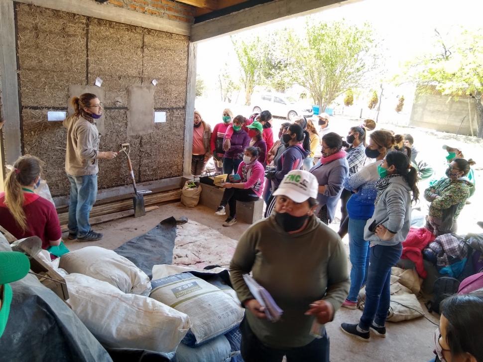 SABERES. Científicos y comunidad trabajan en un intercambio mutuo.