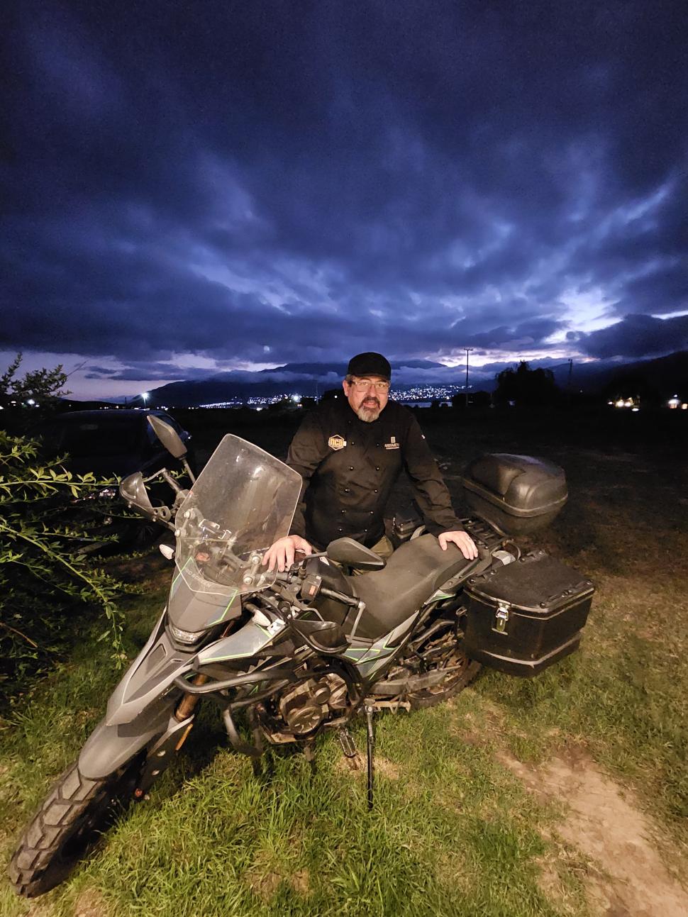 SOBRE RUEDAS. La moto está equipada con elementos de cocina.