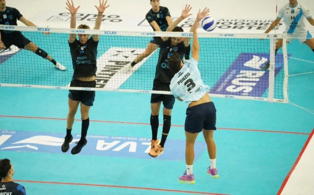 PRECISO. Ponzio de Ciudad Vóley se topa con el bloqueo de Tucumán de Gimnasia.