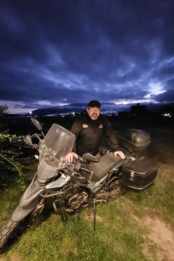 SOBRE RUEDAS. La moto está equipada con elementos de cocina.