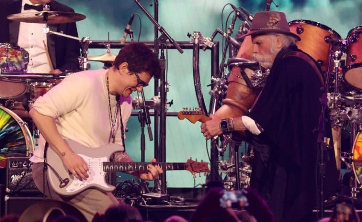 GRATEFUL DEAD. El músico Bob Weir, en la ronda de donaciones. afp