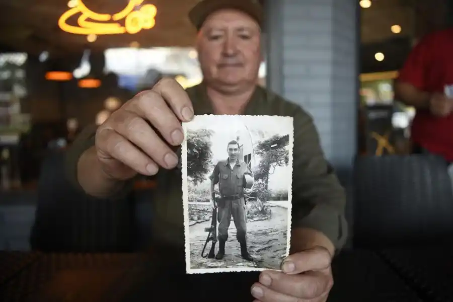 AYER NOMÁS. José Gil muestra la foto de cuando fue movilizado.