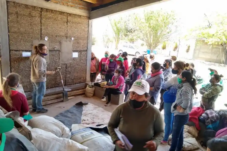 SABERES. Científicos y comunidad trabajan en un intercambio mutuo.