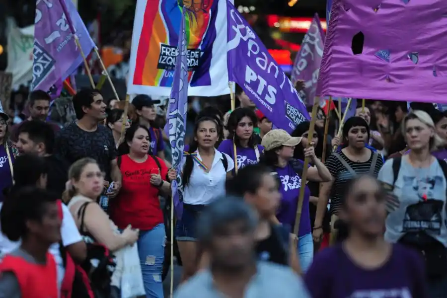 EN EL MICROCENTRO: Los congregados partieron de la Plaza Urquiza pasada las 19 para participar del acto central en Plaza Independencia. la gaceta / fotos de diego araoz