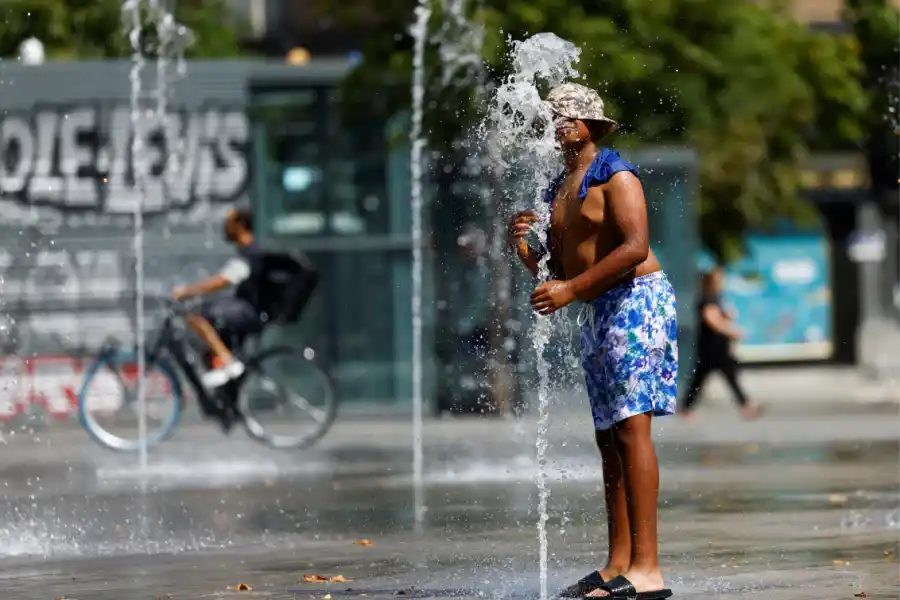 Alertas por altas temperaturas: cómo evitar deshidratarse y sufrir un golpe de calor