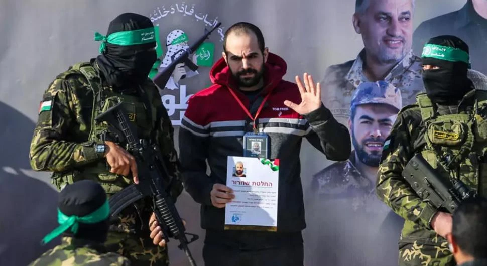 DURO MOMENTO. Yarden Bibas vuelve a casa pero no se sabe aún qué pasó con su mujer y sus hijos. afp