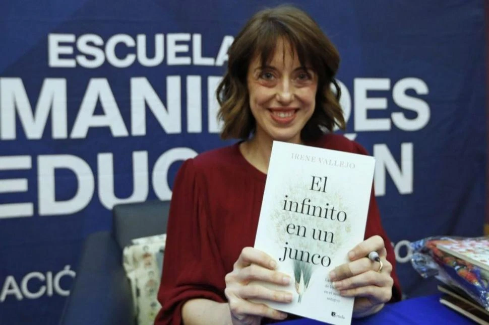 IRENE VALLEJO. Le da al libro un lugar trascendente en la historia.