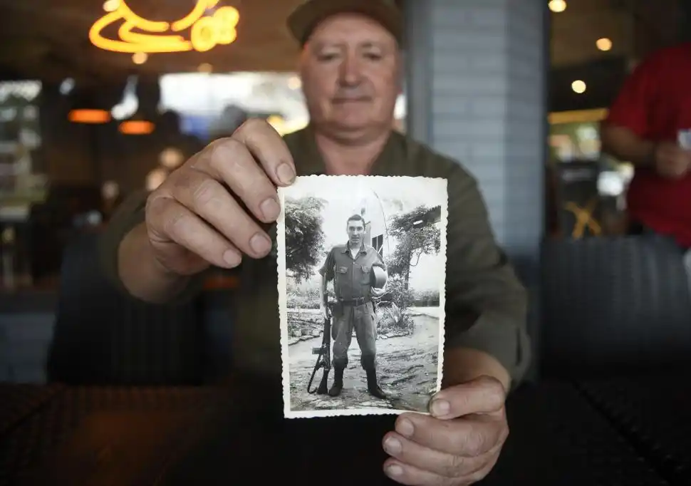 AYER NOMÁS. José Gil muestra la foto de cuando fue movilizado.