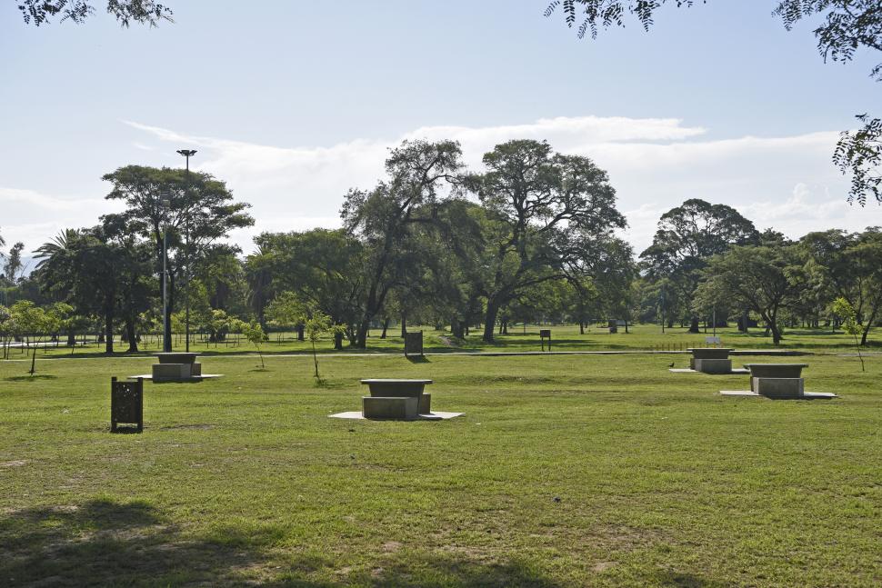 PARQUE 9 DE JULIO, A LAS 17. Había gente, pero solamente se podía soportar el agobio refugiados bajo los árboles tupidos.    