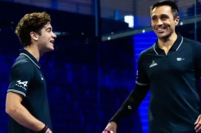 Colapinto cambió el volante por la paleta y jugó con una leyenda del pádel