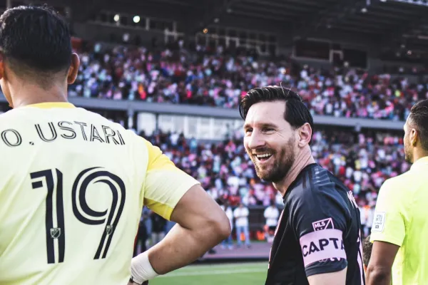 El show de Lionel Messi en Panamá: foto con los fanáticos y una patada que desató el escándalo