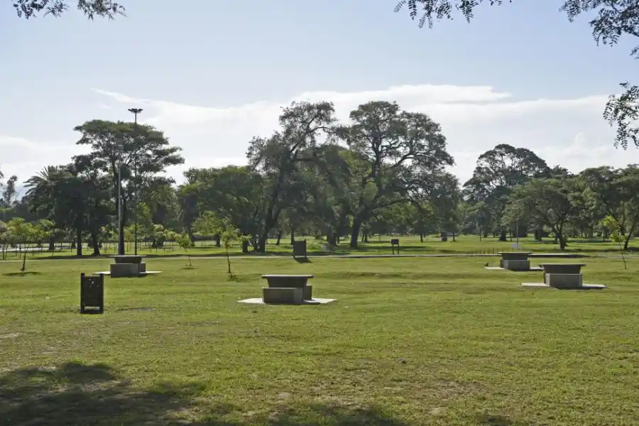 PARQUE 9 DE JULIO, A LAS 17. Había gente, pero solamente se podía soportar el agobio refugiados bajo los árboles tupidos.    