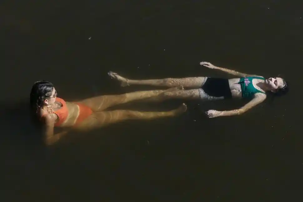 EN EL BALNEARIO. “Sin agua, no se aguanta”, dijo una madre.     