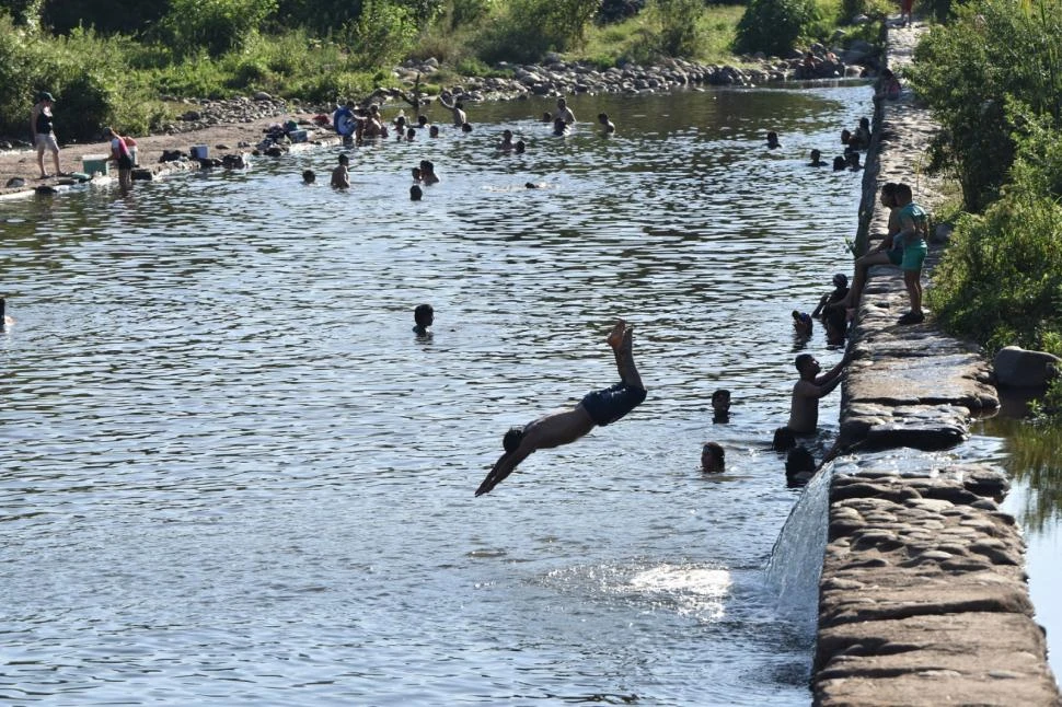 REFRESCARSE Y DIVERTIRSE. Los chicos pasan horas en el balneario sureño.  LA GACETA/FOTOS DE OSVALDO RIPOLL Y FRANCO VERA