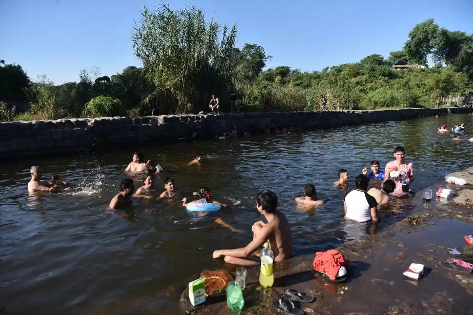 FAMILIAS. Un refresco compartido en las aguas del Marapa.    