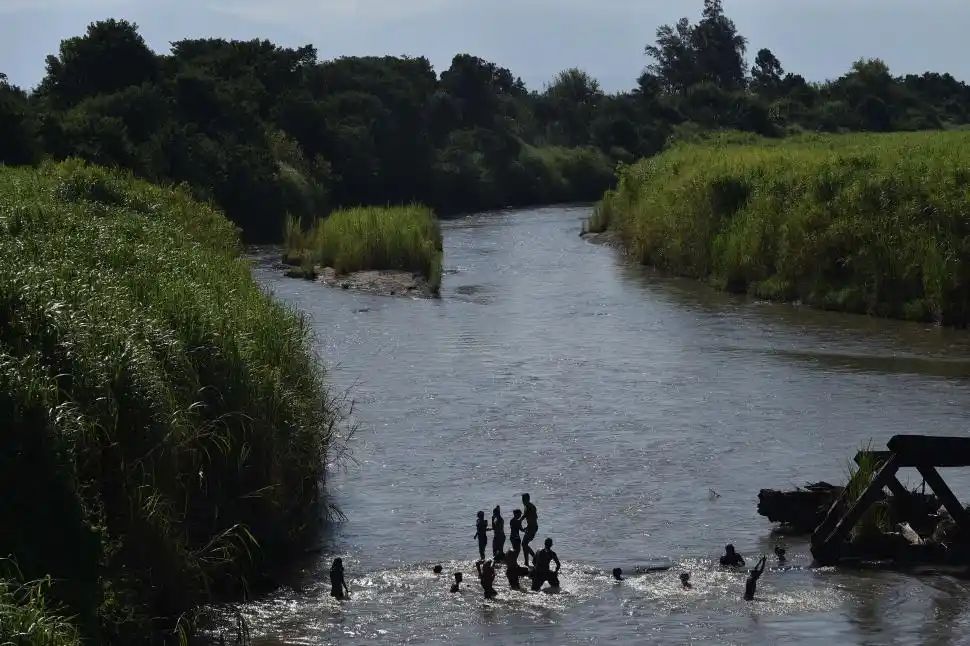  EL BADÉN. A 10 kilómetros de Alberdi, las aguas del río Marapa son un oasis para las familias del sur. Vista desde el puente por la ruta que va a Escaba.