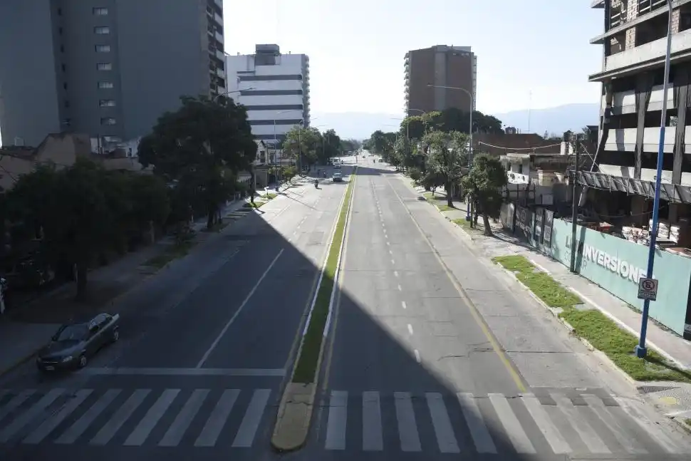 VACÍO. La avenida Mate de Luna, desde el puente, aparece desolada a las 17.30. Casi nadie circulaba en el asfalto ardiente.      