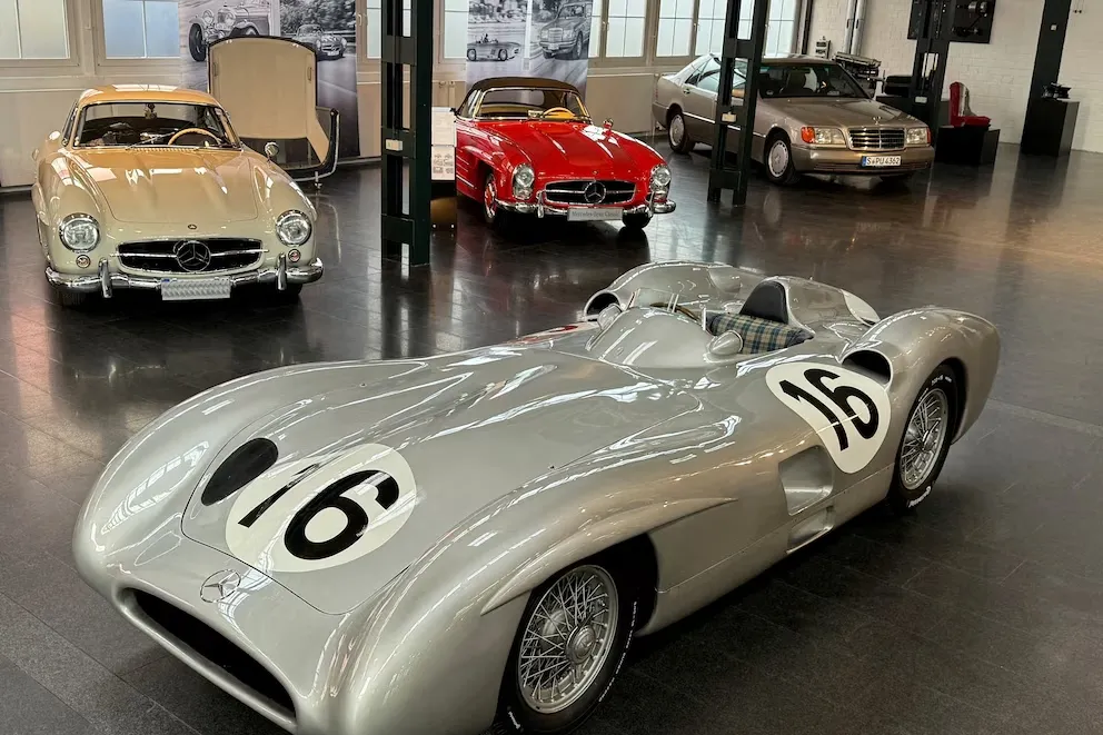 VENDIDO. El coche que fue utilizado por Fangio, posa en el museo junto a otras reliquias de la marca