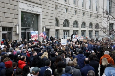 Elon Musk y Donald Trump le declaran la guerra a la ayuda humanitaria