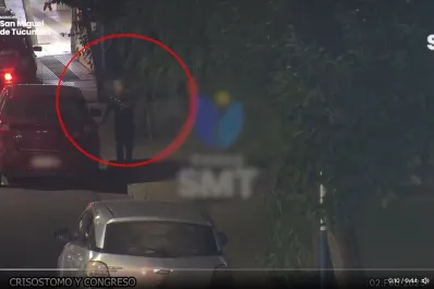 Video: un grupo de adolescentes intentó abrir autos estacionados en pleno centro