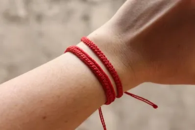 ¿En qué mano se usa la pulsera roja para activar su protección?