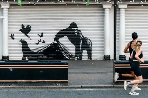 ¿Cómo hay que caminar para hacer ejercicio intenso, mejorar la fuerza y el equilibrio?