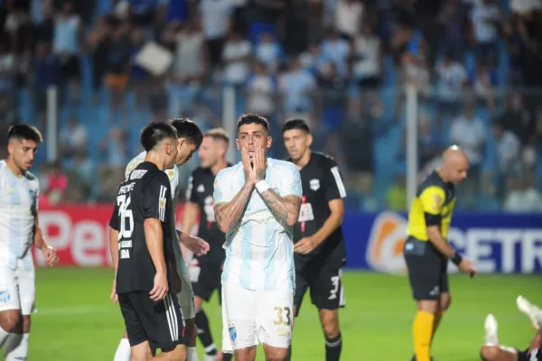 Riestra aprovechó los regalos de Atlético para golearlo en el Monumental