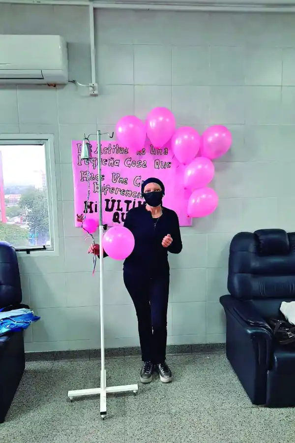 EMPUJE. Antonella en su última sesión de “quimio”.