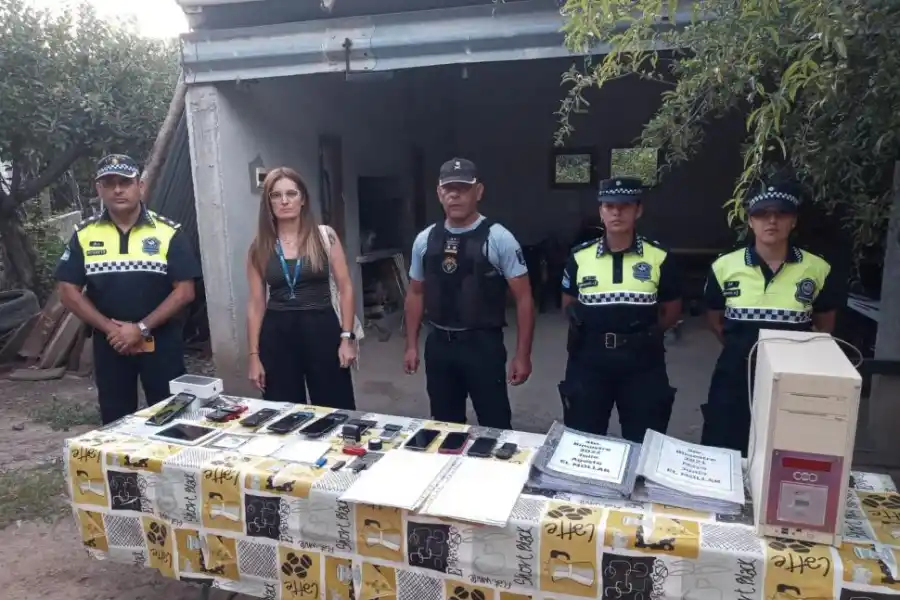 SECUESTROS. Los agentes se llevaron documentación que complicaría la situación de Cruz. 