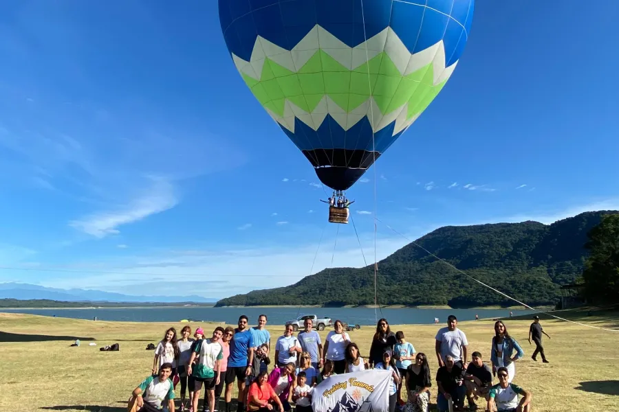 LOS PARTICIPANTES. Se subieron personas de todas las edades, desde bebés hasta ancianos. / MELIK VIAJES