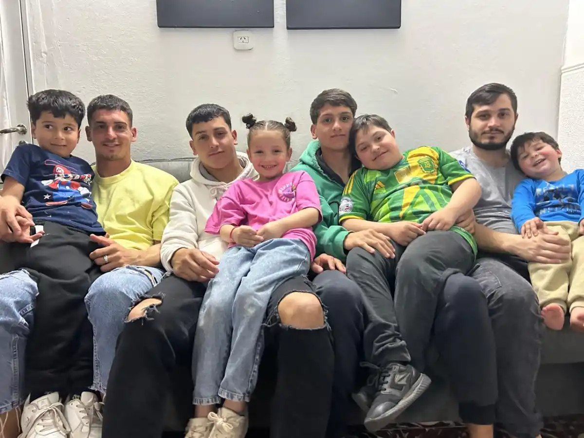 EN FAMILIA. Murillo posa junto a sus hermanos y sobrinos.