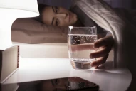 El momento del día en que debemos tomar el último trago de agua para dormir toda la noche