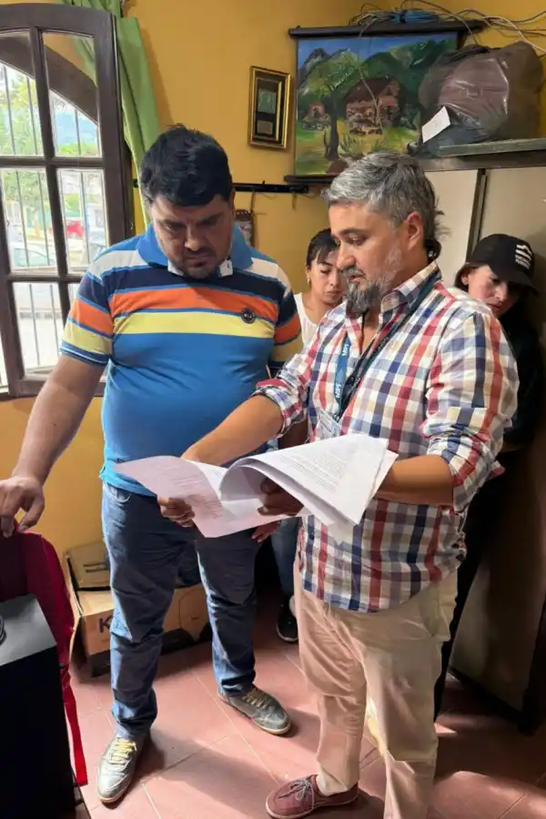 AVISO. El auxiliar fiscal Bernardo Sassi le notifica a Cruz sobre la investigación.