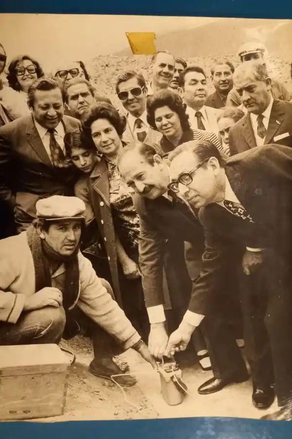 1973. El gobernador Amado Juri (al medio, de corbata y bigote) acciona el detonador y desde esa primera explosión comienzan las obras.   