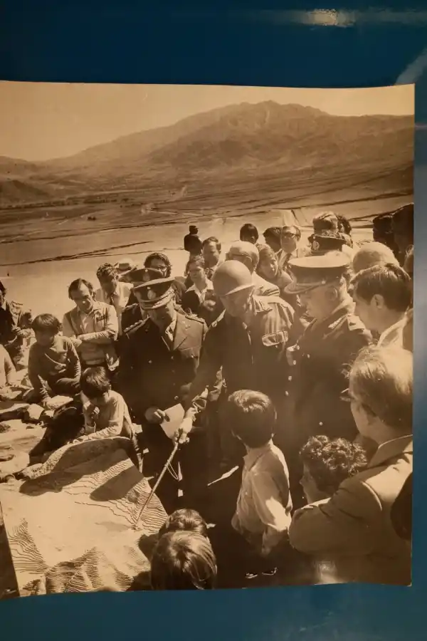 1977. Con ropa de fajina militar, el interventor Bussi señala en el mapa los potenciales efectos benéficos que el dique aportaría a la zona.   