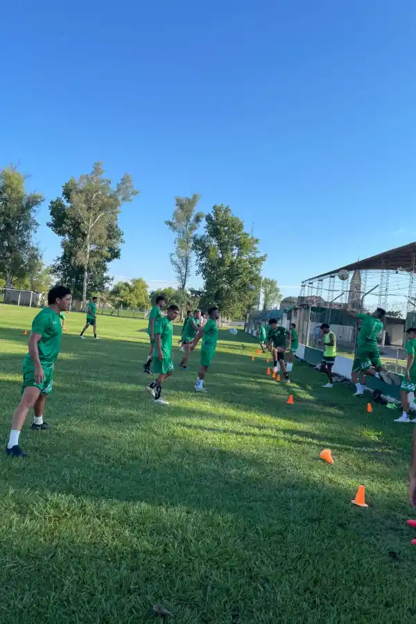 A FULL. El plantel trabaja pensando en Gimnasia de Chivilcoy. El grupo viajará el viernes rumbo a San Francisco.