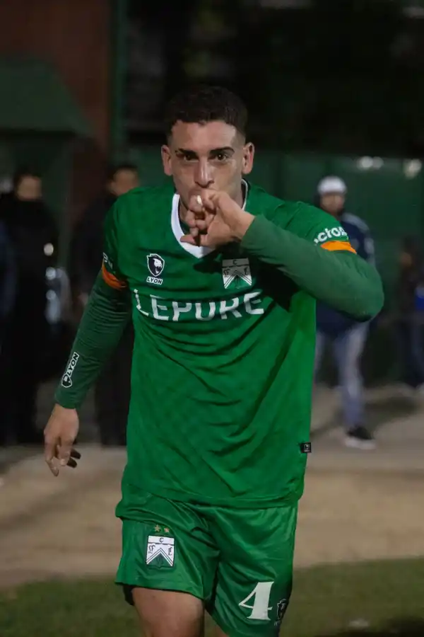 FESTEJO DE GOL. Federico Murillo celebra el tercer tanto de Ferro a San Martín de Tucumán, durante la temporada pasada.