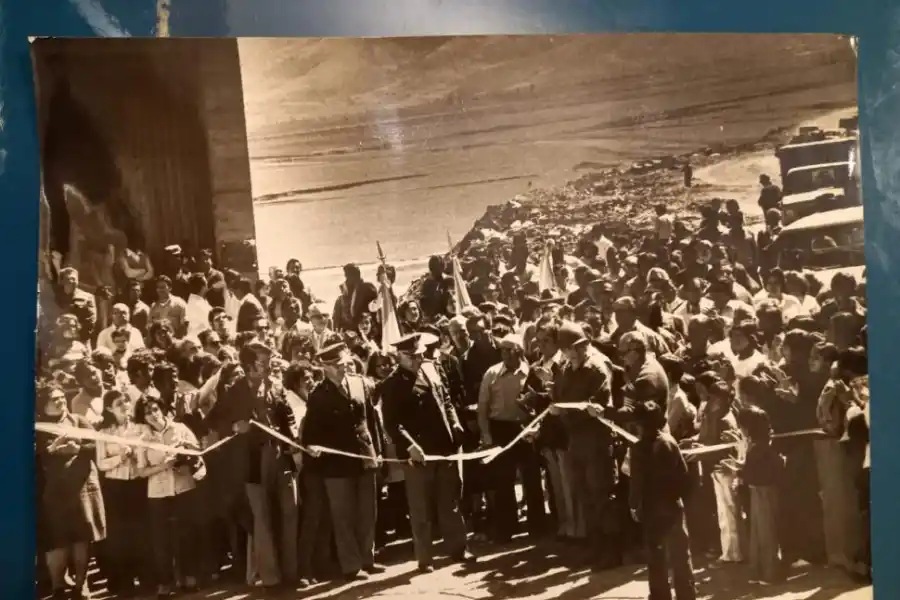 MUCHAS MANOS EN LA CINTA. Así se inauguró La Angostura en el 77.   