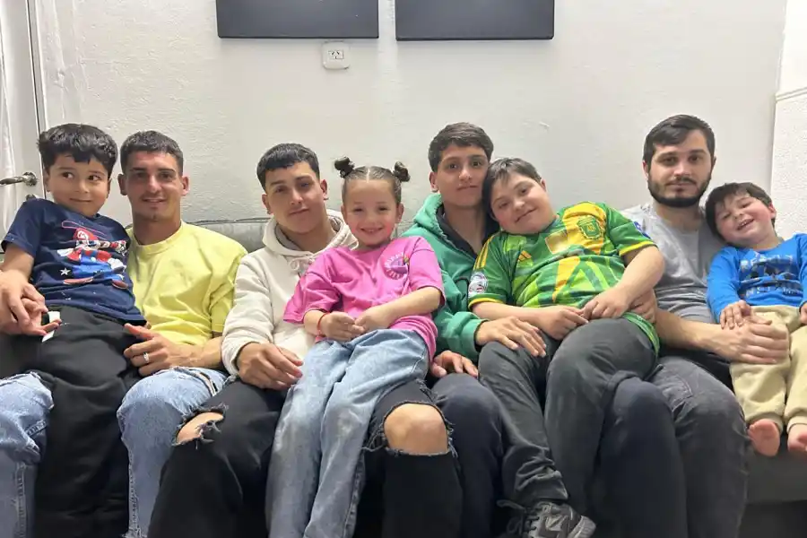 EN FAMILIA. Murillo posa junto a sus hermanos y sobrinos.