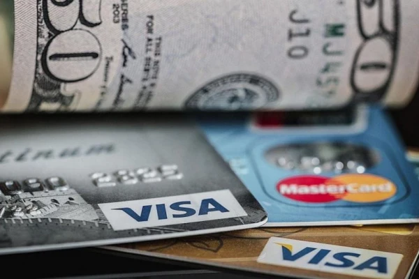 Cuotas en dólares y pagos con QR: qué cambia con la nueva regulación del BCRA