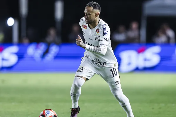 Ante una multitud, Neymar jugó su primer partido en su vuelta a Santos